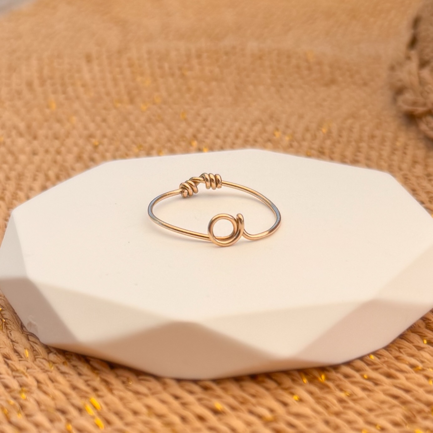 Bague initiale en or laminé 14k