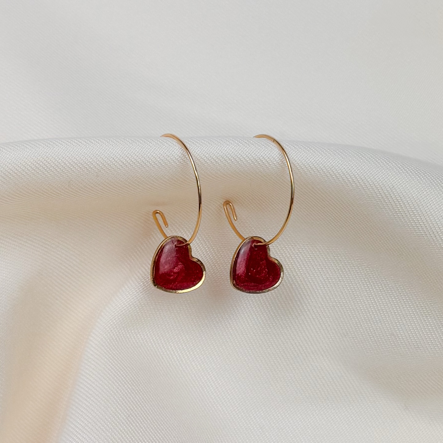 Boucles d'oreilles cœur résine rouge